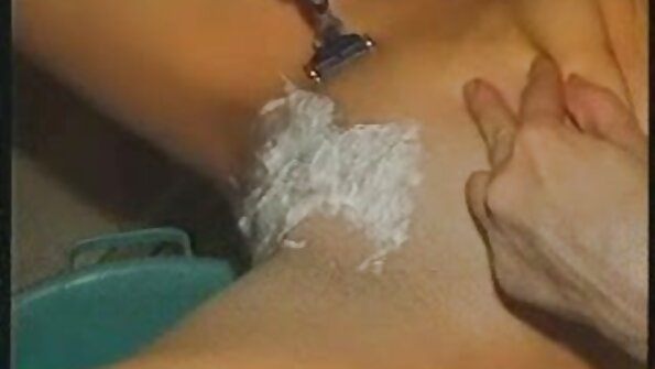Busty cutie болон түүний найз охин нь шодой хөгжилтэй байдаг