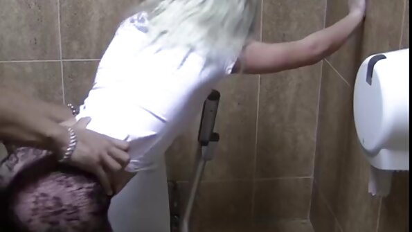 А Busty milf авч байна түүний pussy тархсан нээлттэй ангид